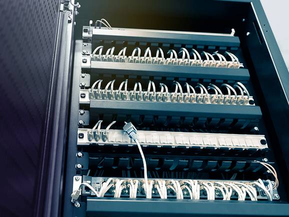Patch Panel für Webserver | © black_kira - stock.adobe.com