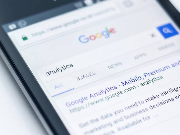 Smartphone mit Google Suchergebnis Smartphone mit Google Suchergebnis